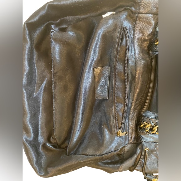 NAN black shoulder bag. Very roomy to hold a lot all hardware in good shape - Picture 8 of 16